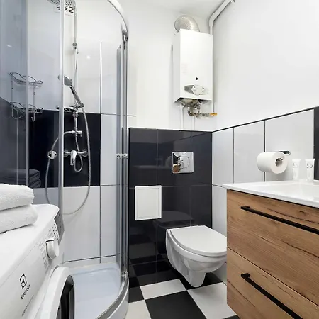 Modern With Balcony And Place For Remote Work By Renters Apartman *