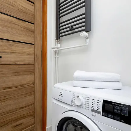 Modern With Balcony And Place For Remote Work By Renters *